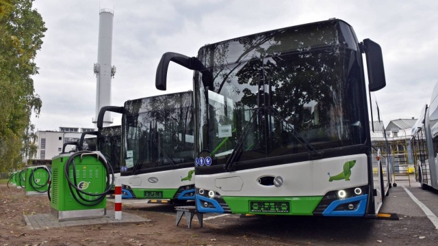 Osiem elektrycznych autobusów właśnie trafiło do Szczecina. To największa jednorazowa dostawa takich ekologicznych pojazdów, jaka trafiła do miasta.