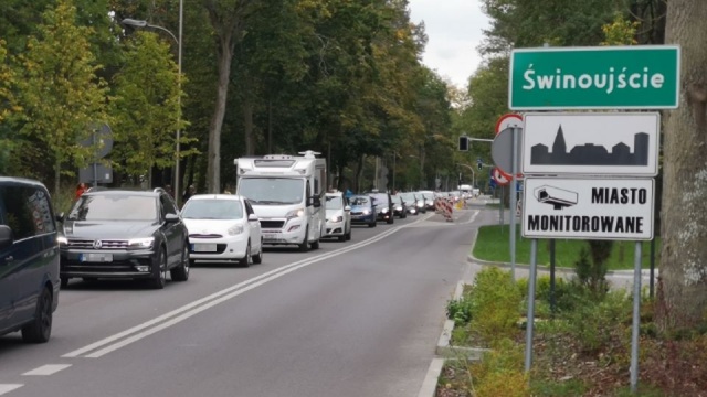 Potężny korek powstał w Świnoujściu na ul. Wojska Polskiego. Zakorkowane są też wszystkie poprzeczne drogi - od Bałtyckiej aż do Moniuszki.