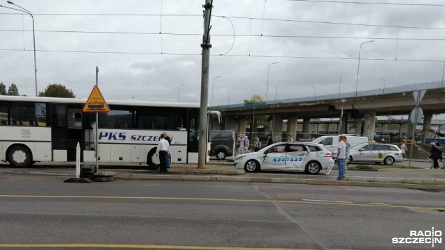Autobus i taksówka zderzyły się na ulicy Energetyków w Szczecinie.