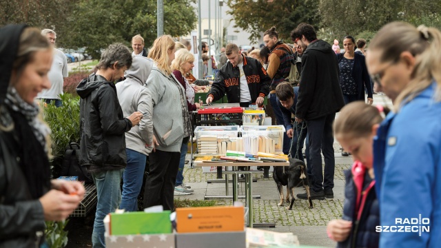 Kilkunastu wystawców i setki książek - tak wyglądał sobotni Kiermasz Książki Przeczytanej zorganizowany przy Teatrze Lalek Pleciuga. Pogoda dopisała.