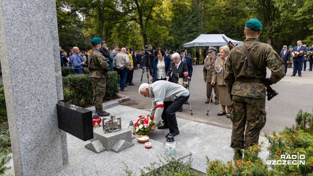 W Szczecinie upamiętniono w poniedziałek 82. rocznicę powstania Polskiego Państwa Podziemnego. Uroczysty apel i złożenie kwiatów odbyły się pod pomnikiem Na Chwałę Armii Krajowej na Cmentarzu Centralnym.
