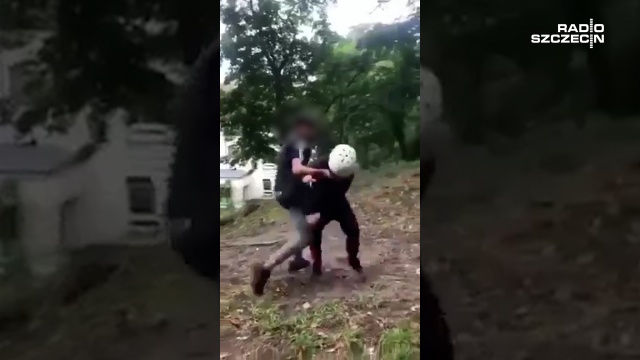 Policja bada sprawę 13-latka ze Świnoujścia, który brutalnie pobił kolegów. Zajście widać na filmie nagranym przez rówieśników ofiar i sprawcy.