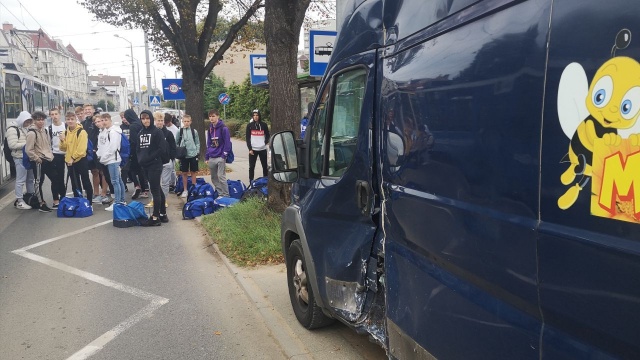 ...przy wjeździe do szpitala. Ok. godz. 13 bus, którym podróżowała grupa nastolatków zderzył się tam z autem dostawczym.