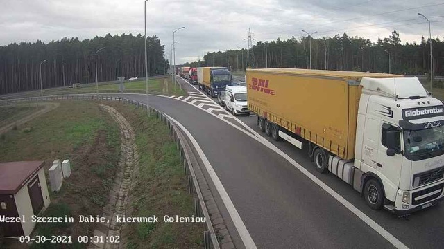 Zderzenie dwóch samochodów osobowych na autostradzie A6, jedna osoba jest ranna.