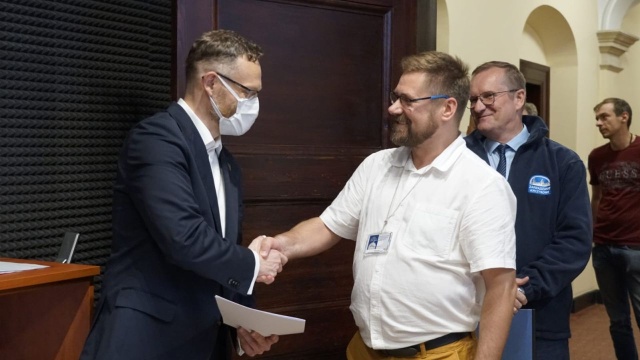 Od piątku telefony od dzwoniących pod numer 112 odbierają dyspozytorzy w Zachodniopomorskim Urzędzie Wojewódzkim w Szczecinie. Tym samym przestała działać baza w Kołobrzegu.