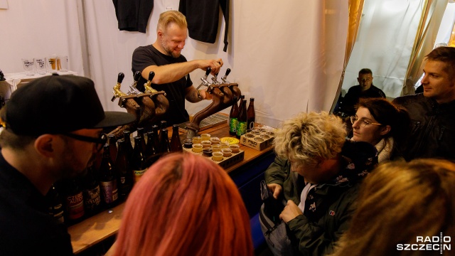 Koncerty, quizy z nagrodami czy degustacja różnych gatunków pochodzących z rzemieślniczych browarów. W Alei Kwiatowej rozpoczął się szczeciński Oktoberfest.