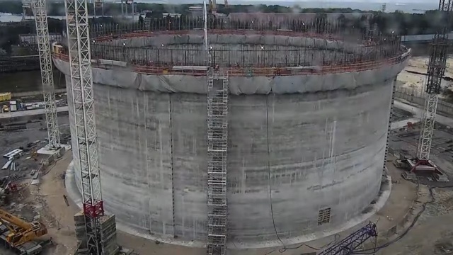 Wystarczyły 3 tygodnie, by postawić gigantyczną ścianę nowego zbiornika Terminala LNG w Świnoujściu.