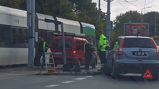Dwa samochody osobowe zderzyły się na skrzyżowaniu ulic Twardowskiego i Mickiewicza w Szczecinie.