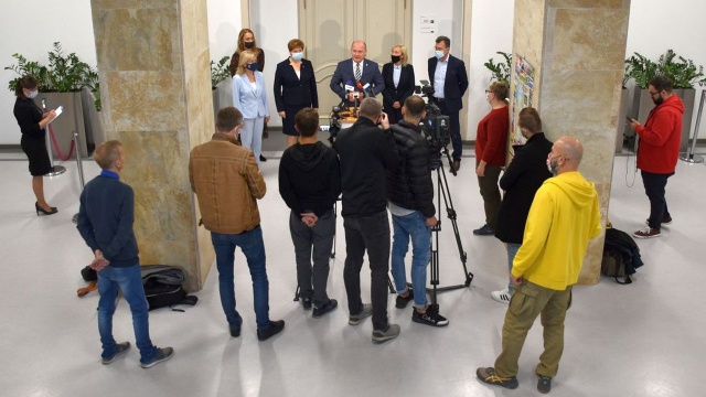 Zgodnie z zapowiedziami prezydenta - będą dodatkowe pieniądze dla nauczycieli.