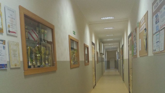 Wyremontowane korytarze, odnowione zabytkowe drzwi i uporządkowany plac przed budynkiem - Szkoła Podstawowa nr 1 w Połczynie Zdroju przeszła modernizację.