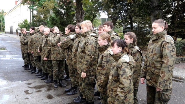 Poznali podstawy żołnierskiego fachu - uczniowie klasy mundurowej z Centrum Edukacji Zdroje odwiedzili koszary 14. Zachodniopomorskiej Brygady Obrony Terytorialnej w Szczecinie.