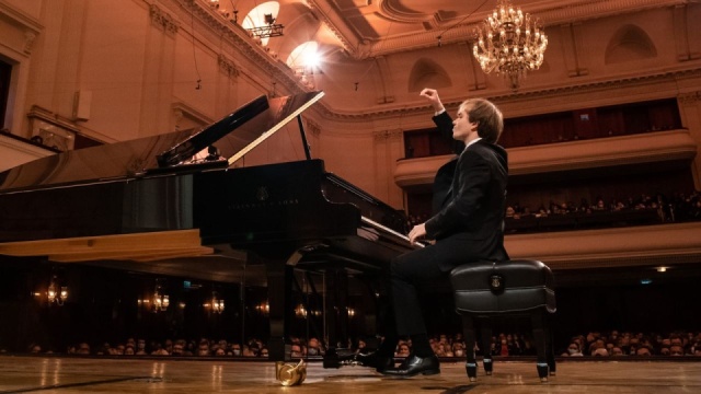 W Filharmonii Narodowej w Warszawie pianiści prezentują się w ramach przesłuchań trzeciego etapu Międzynarodowego Konkursu Pianistycznego imienia Fryderyka Chopina.