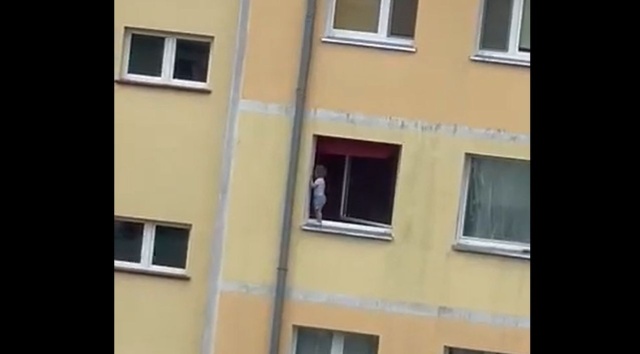O włos od tragedii. Małe dziecko na parapecie okna na trzecim piętrze - taka sytuacja miała miejsce w czwartek, przed południem, w Wałczu na Osiedlu Tysiąclecia - podaje internetowy Extra Wałcz.