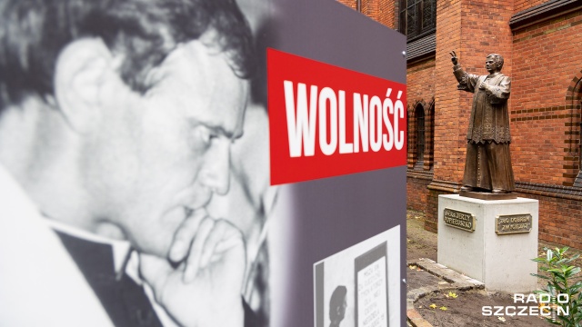 Przy kościele świętego Stanisława Kostki w Szczecinie stanął pomnik błogosławionego księdza Jerzego Popiełuszki. Oficjalne odsłonięcie nastąpi w niedzielę.