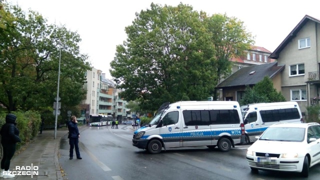 Policja oraz pogotowie na skrzyżowaniu ulic Janosika i Piotra Skargi - jak przekazał nam rzecznik szczecińskich policjantów na strychu jednej z kamienic odnaleziono potencjalnie niebezpieczny przedmiot. To prawdopodobnie niewybuch.