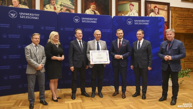 W ostatnim roku, tak jak nigdy udało się pozyskać środki na rozwój Uniwersytetu Szczecińskiego z rządowego programu - powiedział prof. Waldemar Tarczyński, rektor US podczas uroczystości przekazania czeku w wysokości ponad 4 milionów złotych.