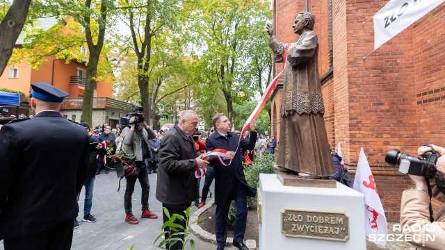 Dzieło życia błogosławionego księdza Jerzego Popiełuszki stało się znakiem sprzeciwu wobec komunistycznego zniewolenia i bezkrwawej walki ze złem - napisał do zgromadzonych podczas uroczystości odsłonięcie pomnika patrona Solidarności - premier Mateusz Morawiecki. Pomnik błogosławionego został odsłonięty przy kościele św. Stanisława Kostki w Szczecinie.