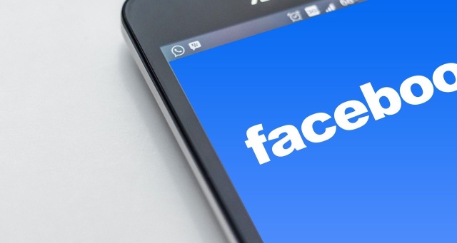 W Rosji komornicy sądowi zaczęli ściągać niezapłacone grzywny od portalu społecznościowego Facebook - podało radio Echo Moskwy.