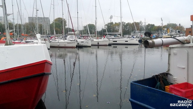 Wody w kołobrzeskim porcie mają być czystsze - wszystko za sprawą specjalnego sprzętu, który będzie automatycznie usuwał śmieci zalegające w basenach portowych.