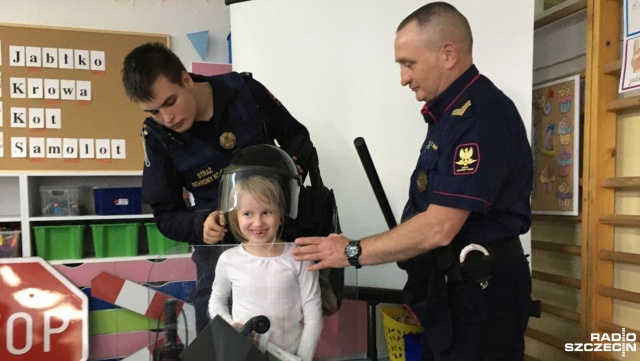 W środę, przedszkolaki ze Świnoujścia nauczyły się, jak zachować się na kolei. Tajniki oznaczeń kolejowych i zasad bezpieczeństwa, przybliżyli im pracownicy Polskich Kolei.