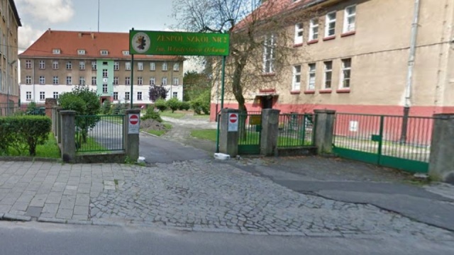 Jedna firma jest zainteresowana przebudową i remontem hali sportowej przy Zespole Szkół nr 2 przy ul. Portowej w Dąbiu.