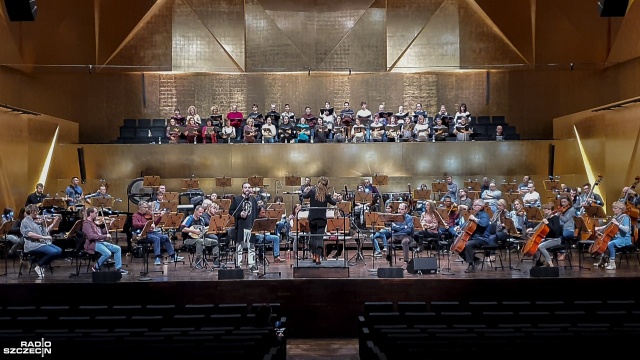 W złotej sali Filharmonii w Szczecinie zabrzmi dziś Axion Esti Mikisa Theodorakisa. To potężne oratorium do tekstu Odysseusa Elitisa nagrodzonego literacką Nagrodą Nobla, które poznamy z okazji dwusetnej rocznicy odzyskania przez Grecję niepodległości.