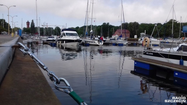 Pływają po morzach i oceanach. Bywają w niejednym porcie, a tam, gdzie się uda, nie płacą za pobyt. Zarządca świnoujskiej mariny jest zmuszony do stworzenia nowego bosmanatu na wejściu do portu, by egzekwować od żeglarzy należne opłaty...