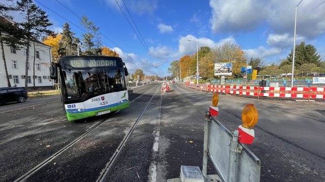 Ulica Traugutta w Szczecinie uwolniona dla autobusów komunikacji miejskiej - od soboty na swoją stałą trasę wróciła linia numer 67.