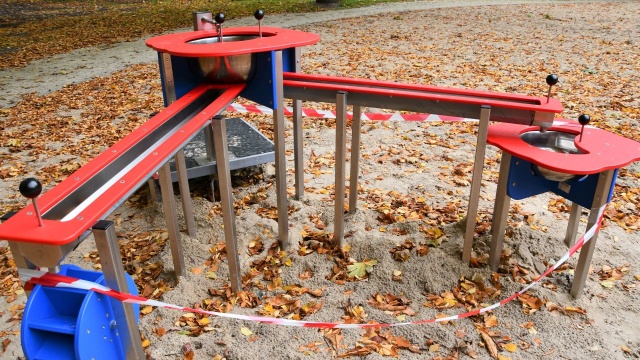 Do końca miesiąca wszystko ma być gotowe - w świnoujskim Parku Zdrojowym powstaje plac zabaw.