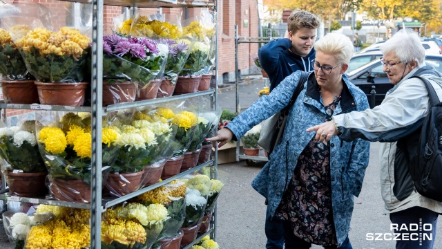 Przy cmentarzach wzmożony ruch - trwają przygotowania do Dnia Wszystkich Świętych.