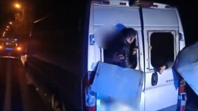 Nielegalni migranci zdemolowali busa, którym mieli zostać wywiezieni z Polski [WIDEO]