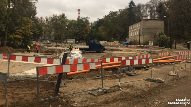 Rondo w Szczecinie Zdrojach nie w tym roku. Budowa u zbiegu ulic Mącznej, Walecznych i Pszennej notuje kolejne opóźnienie. Przez to utrudniony jest m.in. dojazd do szpitala w Zdrojach.
