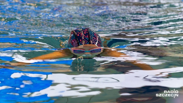 Ponad 150 dzieci rywalizuje na basenie Floating Arena w Szczecinie. Trwają tam miejskie mistrzostwa Alsecco Cup.