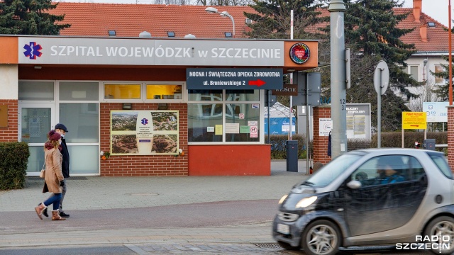 Przybywa pacjentów zakażonych koronawirusem w szpitalu wojewódzkim w Szczecinie. Placówka ogranicza kolejne oddziały. Tym razem część neurologii została przekształcona w oddział covidowy.
