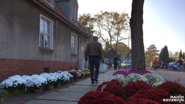 Od godz. 8 zamknięta jest część ulicy Karsiborskiej. Do głównej bramy cmentarza nie dojedziemy samochodem. Autobusy w tym rejonie kursują, ale okrężną drogą.