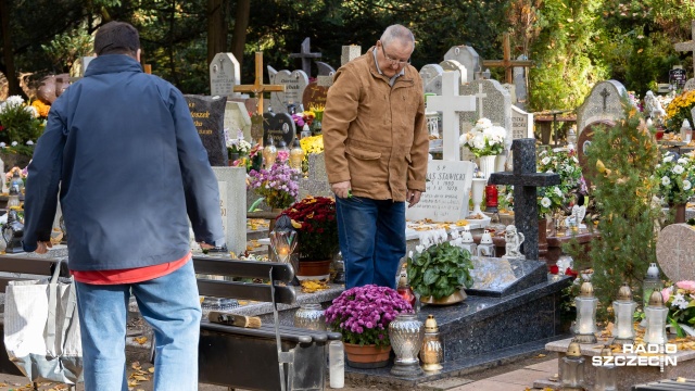 Symboliczny znicz, modlitwa czy chwila refleksji - w przeddzień Wszystkich Świętych na szczecińskim Cmentarzu Centralnym już od samego rana upamiętniamy swoich zmarłych bliskich.