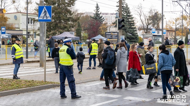 Ulica Ku Słońcu jest zamknięta, dlatego w rejon Cmentarza Centralnego tradycyjnie najlepiej dojechać komunikacją miejską. Linie tramwajowe kursują według sobotnich rozkładów.