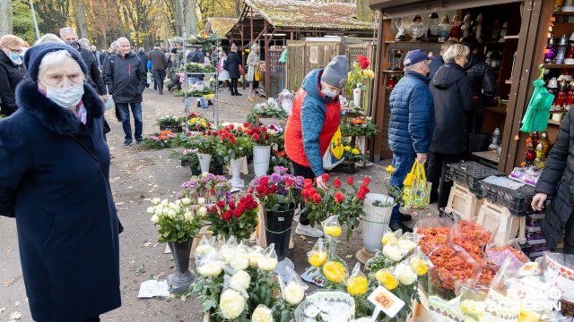 Różnokolorowe kwiaty, stroiki czy znicze. Na stoiskach przy Cmentarzu Centralnym w Szczecinie, jak co roku, olbrzymi wybór ozdób na groby.