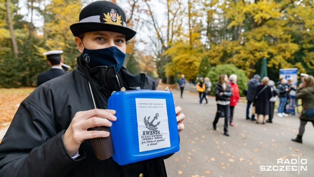 Od samego rana na szczecińskim Cmentarzu Centralnym organizowane są kwesty. Wolontariusze wielu fundacji zbierają do puszek środki, między innymi na renowację nagrobków oraz pomników.