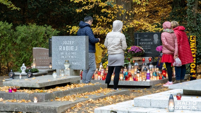 Niemal ciemno w Alei Zasłużonych na szczecińskim Cmentarzu Centralnym. Jak mówią nieliczni odwiedzający, to bardziej Aleja Zapomnianych.