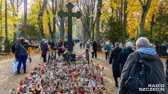Refleksja, nostalgia, a przede wszystkim pielęgnacja pamięci o bliskich, którzy odeszli. To określenia - według odwiedzających Cmentarz Centralny w Szczecinie - najtrafniej opisujące poniedziałkowe święto.