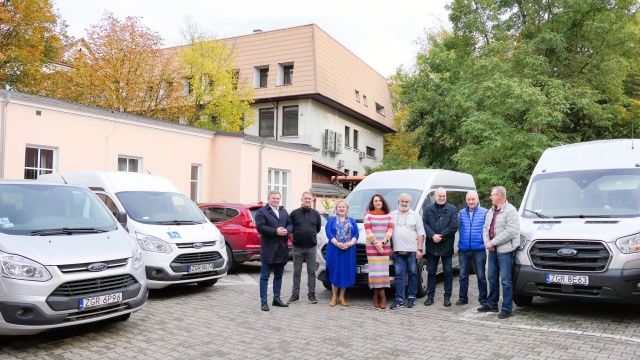Nowy samochód do transportu osób starszych i niepełnosprawnych trafił do Gryfina. Ford Transit będzie wykorzystywany do przewozu m.in. podopiecznych Środowiskowego Domu Samopomocy i Dziennego Domu Senior.
