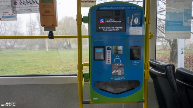 Pasażer, który dostał mandat za brak biletu nie musi go płacić - zdecydował wrocławski sąd. Wszystko przez to, że biletomat w autobusie był zepsuty. To pierwszy taki wyrok w Polsce. W Szczecinie jednak niczego to nie zmieni.