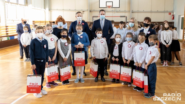 Uczniowie Szkoły Podstawowej w podszczecińskim Będargowie wzięli w środę udział w ogólnopolskiej akcji Szkoła do hymnu. Razem z nimi cztery zwrotki Mazurka Dąbrowskiego odśpiewał także wojewoda Zbigniew Bogucki oraz dyrektor IPN-u w Szczecinie Paweł Skubisz.