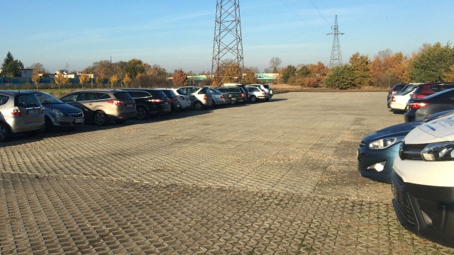 Nowe miejsca do parkowania w Szczecinie. Miasto powiększyło parking przy siedzibie ZUS na Prawobrzeżu.