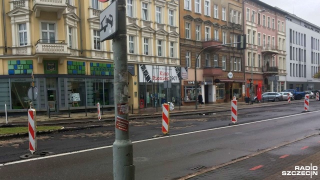 Aleja Wojska Polskiego jest w remoncie i duża część miejsc dla samochodów jest wyłączona z użytkowania. Ci, którzy wykupili abonament w Strefie Płatnego Parkowania właśnie na swoją ulicę, mogą wprawdzie zostawić auto na przyległej, ale dalej już nie.