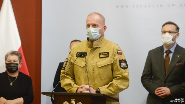 Strażacy pomagają w walce z czwartą falą pandemii. Jeżdżą w karetkach pogotowia jako ratownicy, pracują także w szpitalu tymczasowym w Szczecinie.