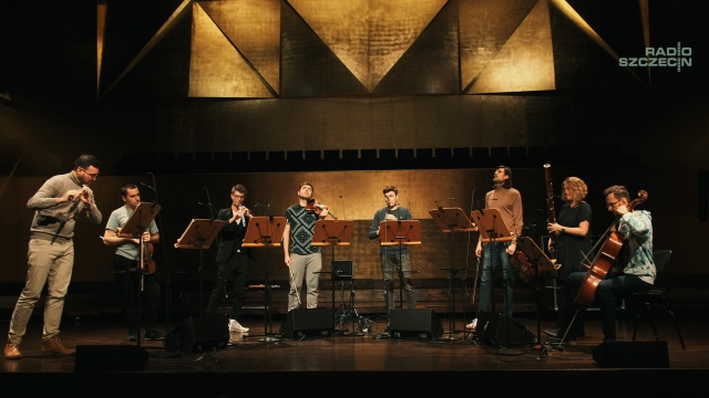 Burzliwe brawa i bis zamknęły w piątek w złotej sali Filharmonii w Szczecinie koncert wiodącego polskiego zespołu jazzowego Atom String Quartet i Szczecin Philharmonic Wind Quartet. Podczas wieczoru zabrzmiały pieśni Mieczysława Karłowicza.