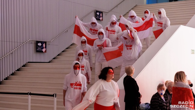 Koncertują anonimowo. Artyści Wolnego Chóru Białorusi zaśpiewali w piątek w holu Filharmonii im. Mieczysława Karłowicza w Szczecinie. Ich występ uderzał w białoruski reżim rządów Łukaszenki.