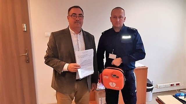 Dwa nowe defibrylatory ma Komisariat Policji w Mierzynie - otrzymał je w ramach realizacji Budżetu Obywatelskiego Gminy Dobra.